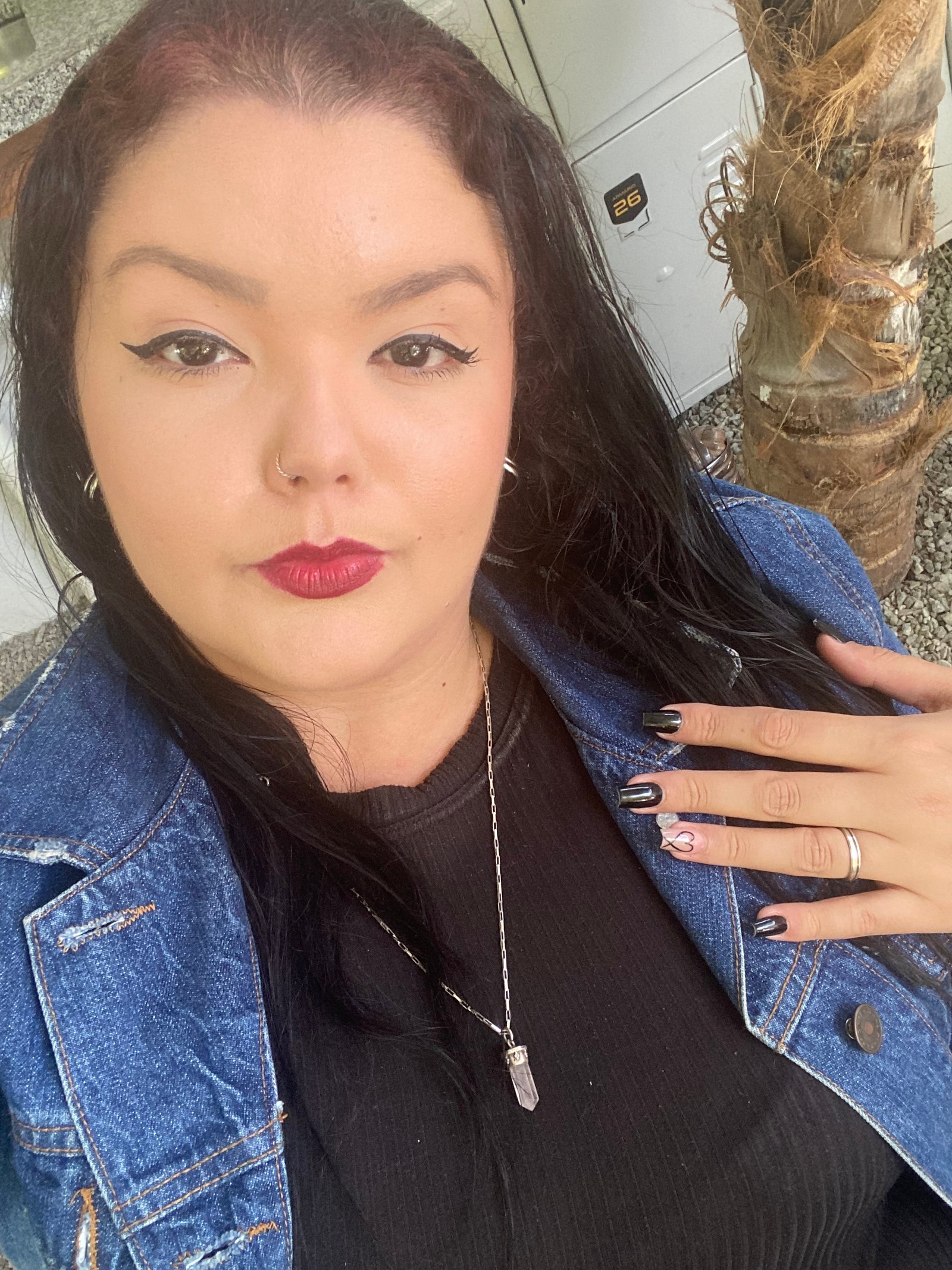 Edição ou criação de perfis profissionais em sites como LinkedIn 